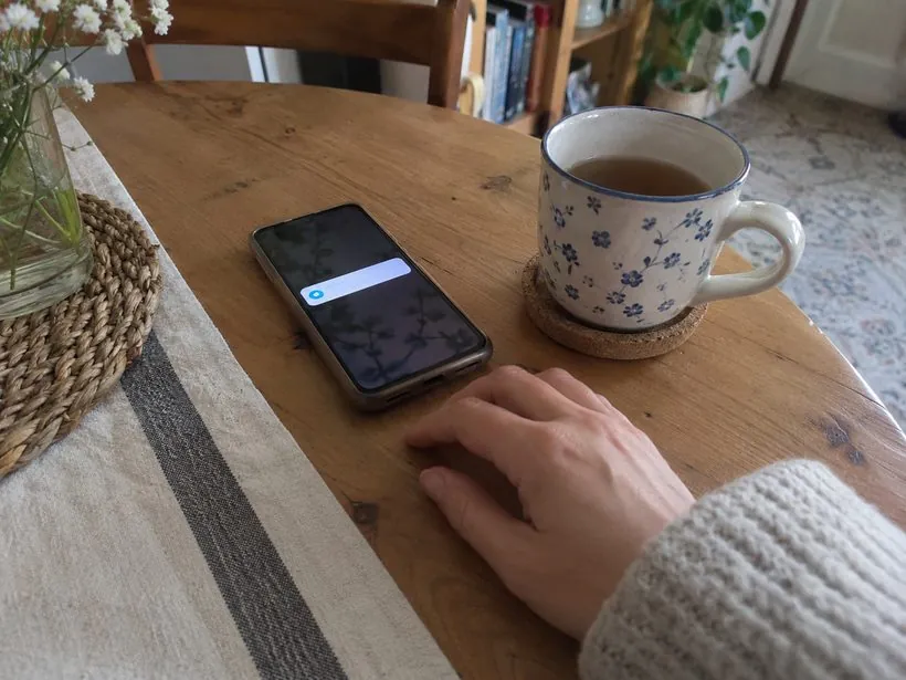 Celular na mesa com uma notificação nova